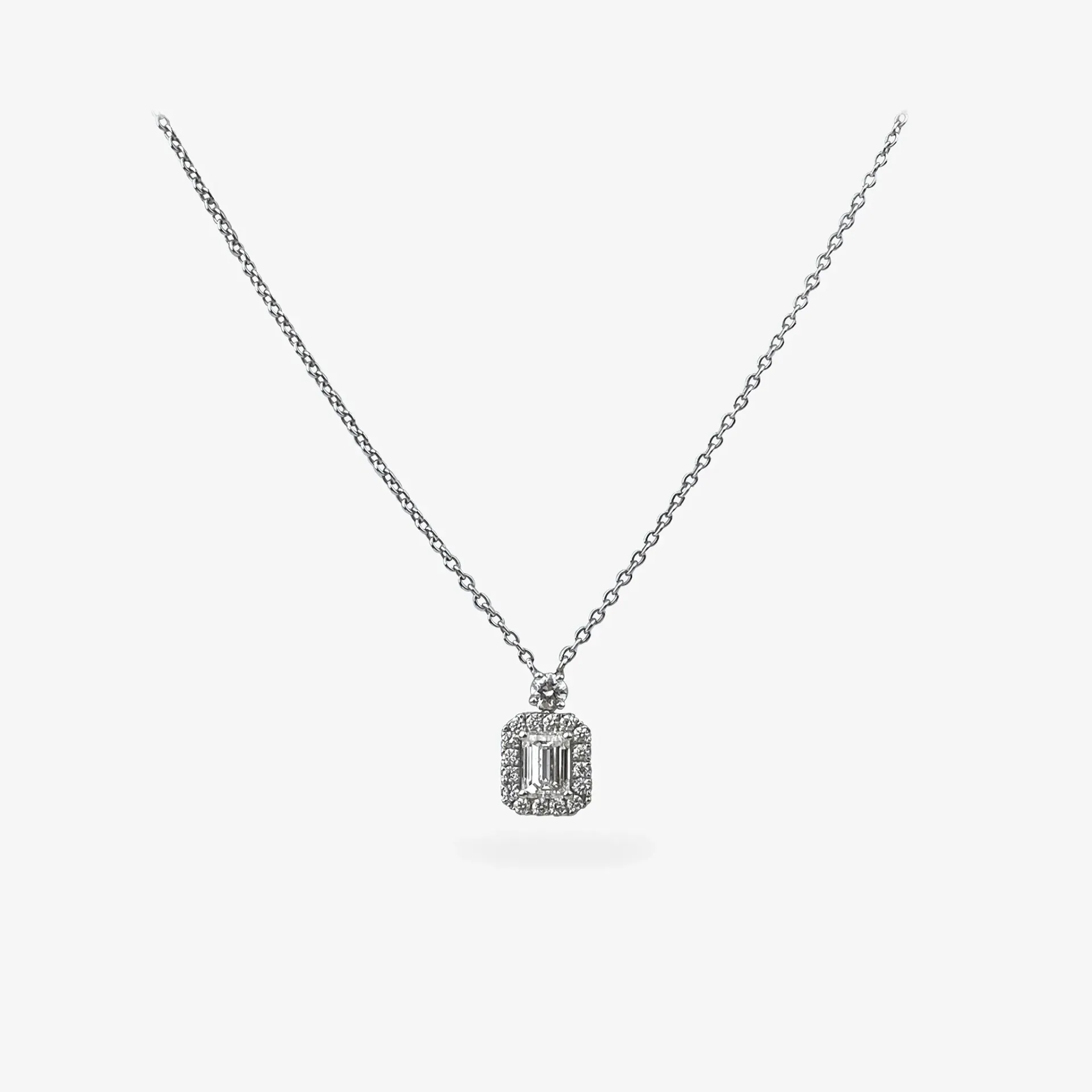 Necklace solitaire emerald shape 0.90ct